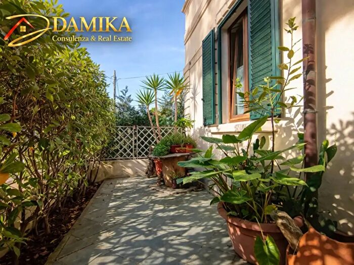 Appartamento con 6 locali in vendita in Via Sardegna, Camaiore