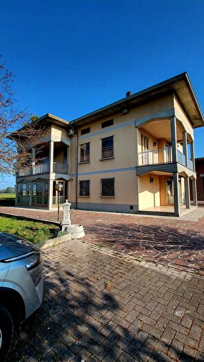 Casa con 15 locali in vendita in Strada Bassa, San Secondo Parmense