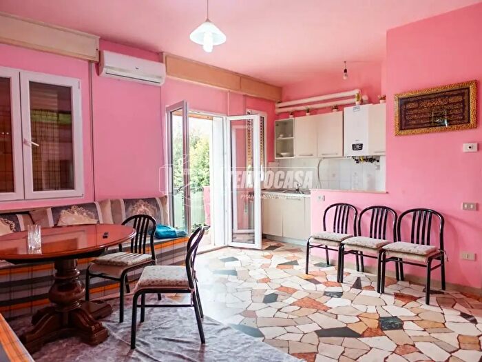 Appartamento trilocale in vendita in Via Silvestri, Rovigo