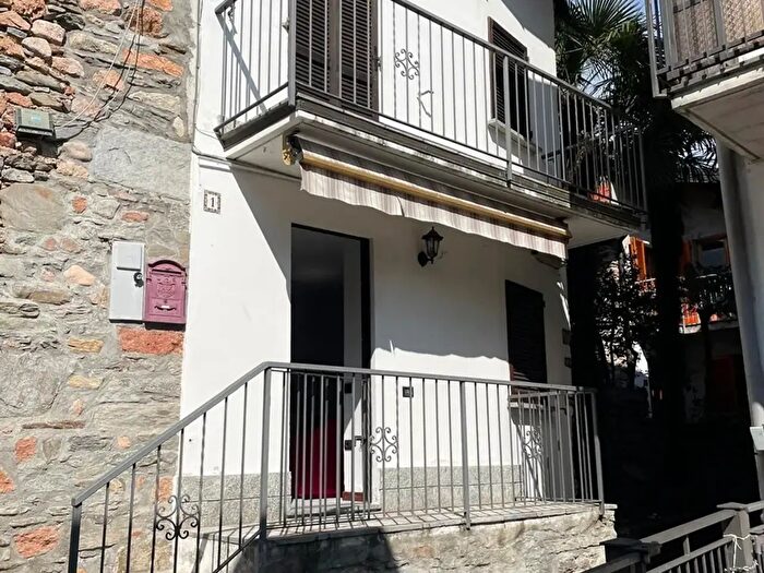 Appartamento trilocale in vendita in Via Garibaldi, Cuasso Al Monte