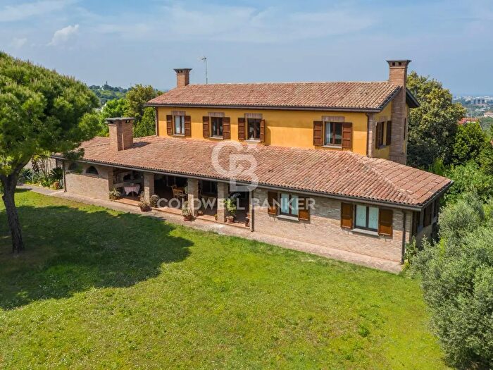 Casa con 8 locali in vendita in Viale Trebaci, Riccione