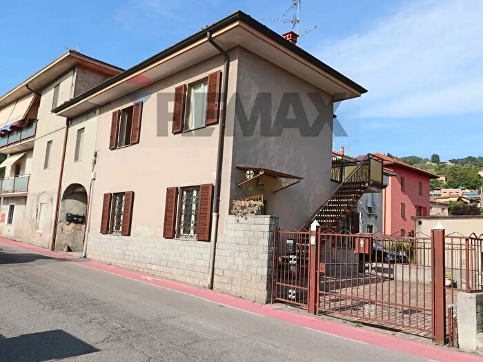 Casa quadrilocale in vendita in Via Crusnigo, Villa DAdda