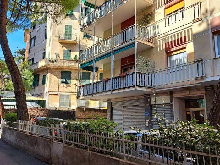 Appartamento trilocale in affitto in Via Raffaele Pratolongo, Sturla, Genova