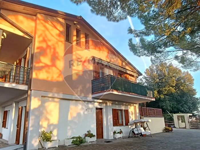 Casa con 8 locali in vendita in Via Saturnia, Perugia