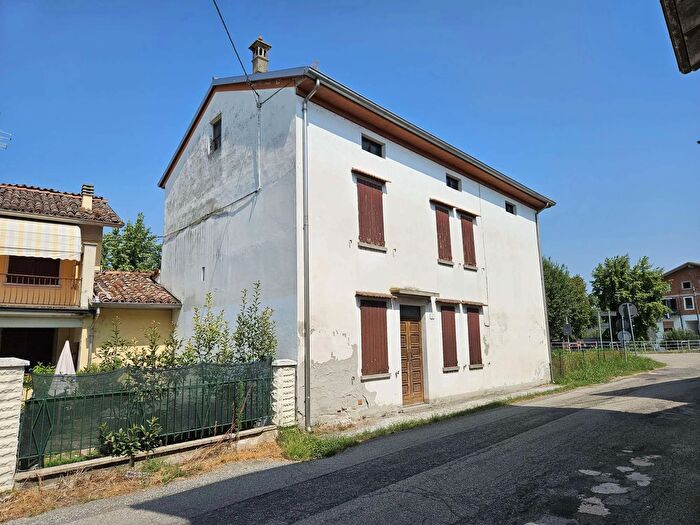 Casa con 6 locali in vendita in Santa Croce Via Giaranzana, Polesine Zibello