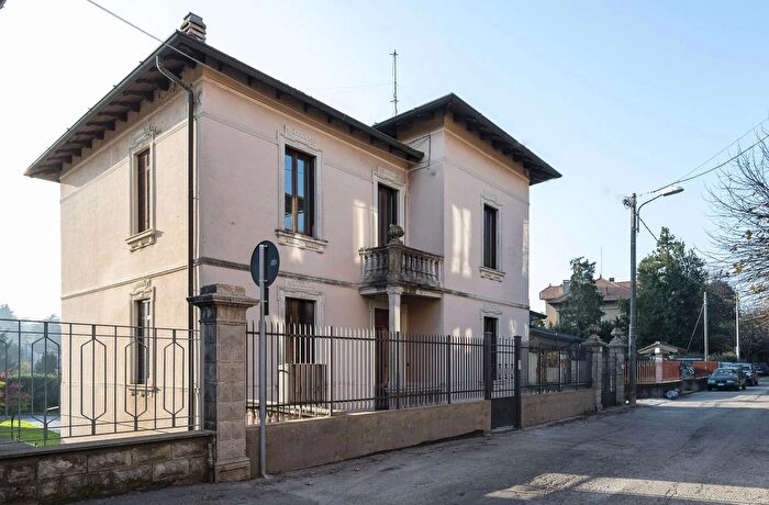 Casa con 8 locali in vendita in Via Volta, Gavirate