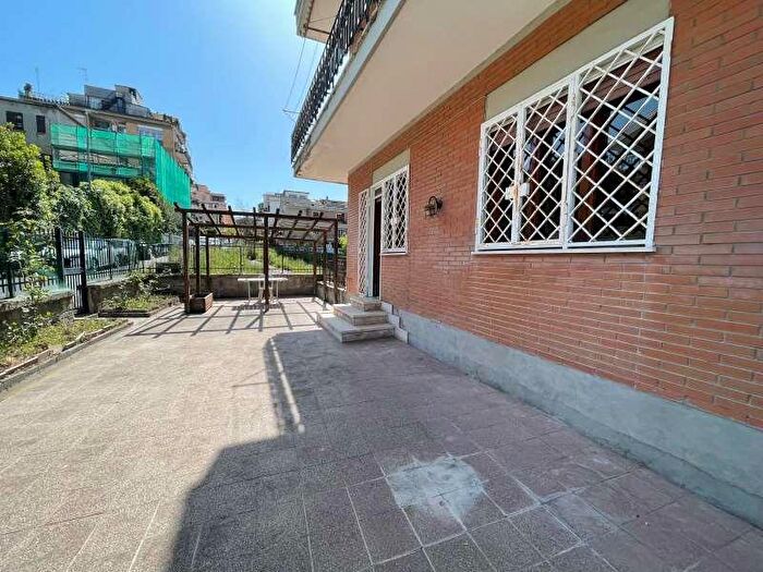 Appartamento trilocale in vendita in Via Piansano, Roma