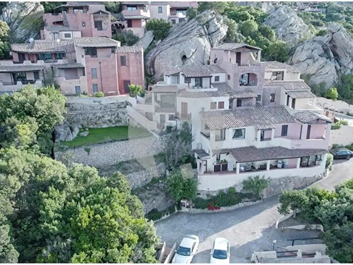 Appartamento con 17 locali in vendita in Via lUnfarru, Arzachena