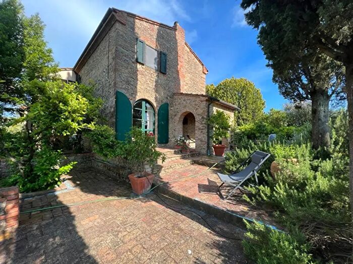 Casa con 8 locali in vendita in Guardistallo