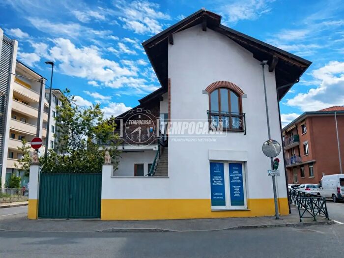 Casa con 8 locali in vendita in Via Cavour, Settimo Torinese