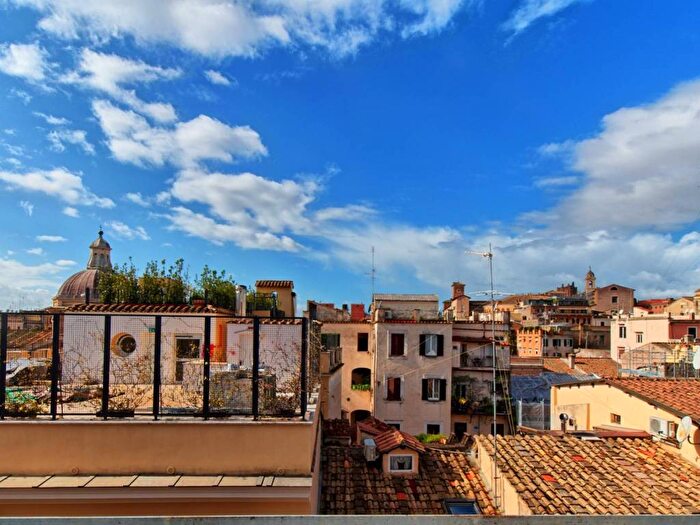 Casa quadrilocale in affitto in Via del Boschetto, Monti, Roma
