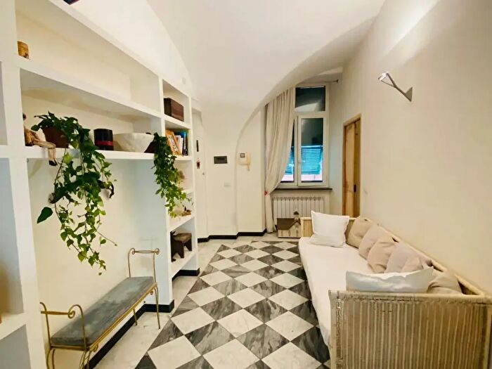 Appartamento trilocale in affitto in Vico Malatti, Genova