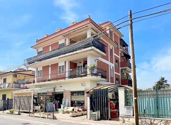 Appartamento trilocale in vendita in Via SantElpidio a Mare, Roma