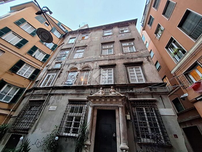 Appartamento trilocale in vendita in Piazza dellAgnello, Genova