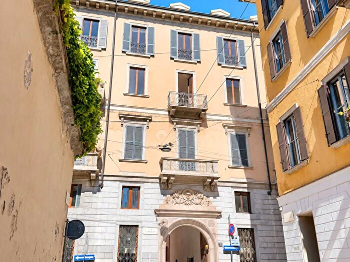 Appartamento bilocale in affitto in Via Amedei, Missori, Milano