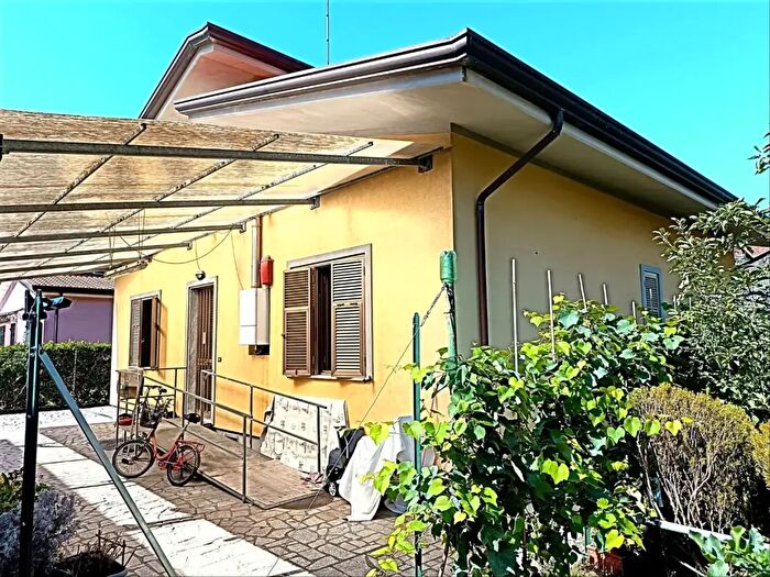 Casa quadrilocale in vendita in Massa