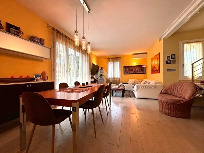 Appartamento con 6 locali in vendita in Viale degli Oleandri, Ravenna