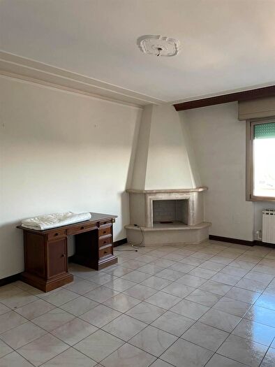 Appartamento con 6 locali in vendita in Modena