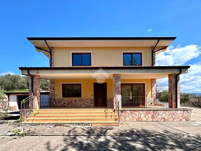 Casa con 5 locali in vendita in Via B Telesio, Rende