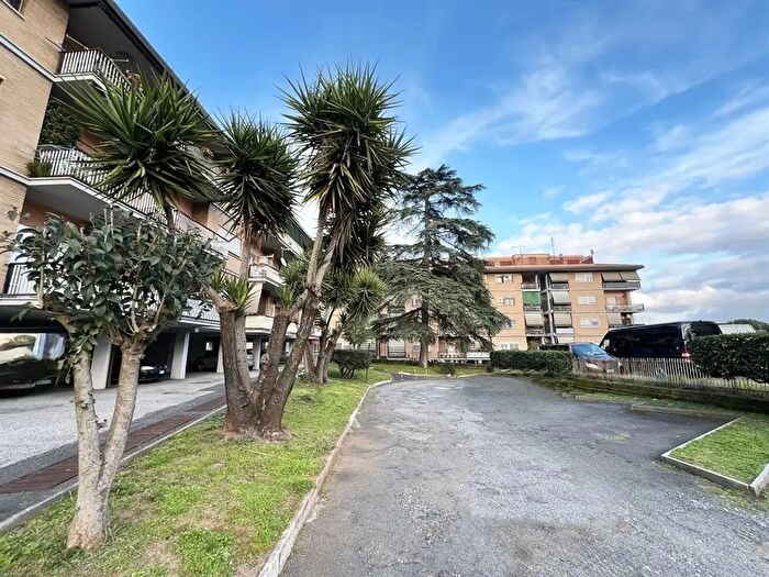 Appartamento trilocale in vendita in Via Luca Ghini, Roma