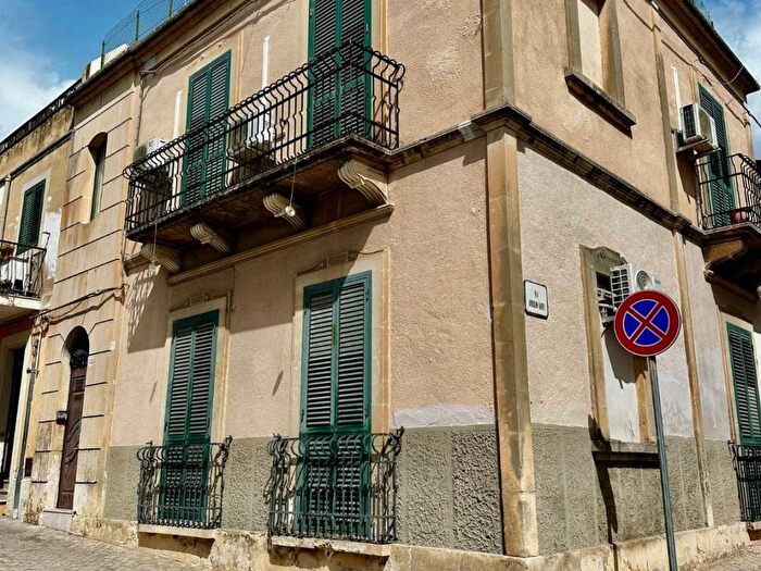 Appartamento trilocale in affitto in Via Giovanni Aurispa, Centro, Noto