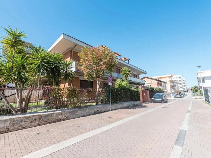 Appartamento con 8 locali in vendita in Via Lanciano, Montesilvano