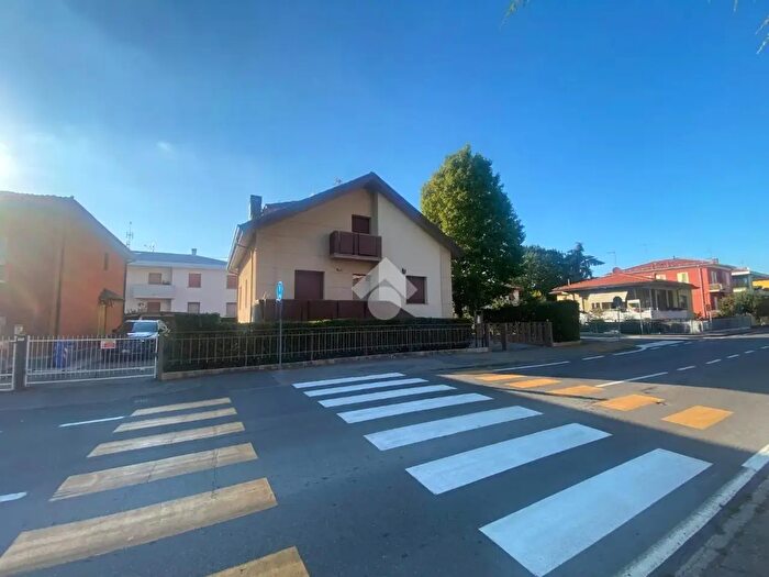 Casa con 8 locali in vendita in Via PF Carrega, Collecchio