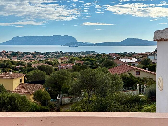 Casa con 9 locali in vendita in Via del Giglio, Olbia