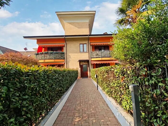 Appartamento trilocale in vendita in Via Alessandro Manzoni, Uboldo