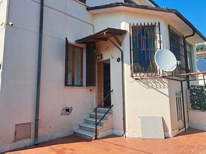 Casa quadrilocale in vendita in Carrara