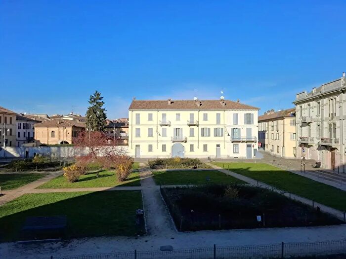 Appartamento trilocale in vendita in Via Piazza Castello, Voghera