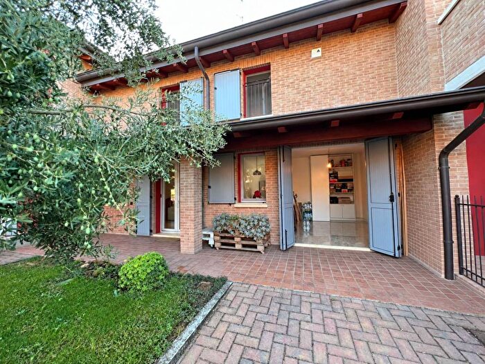 Casa con 6 locali in vendita in Strada Baldacchino, Vigatto, Parma
