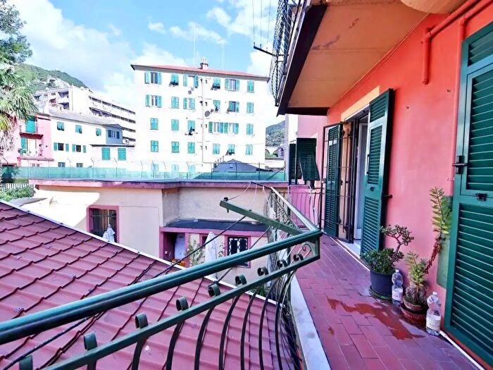 Appartamento con 5 locali in vendita in Via Chiaravagna, Genova