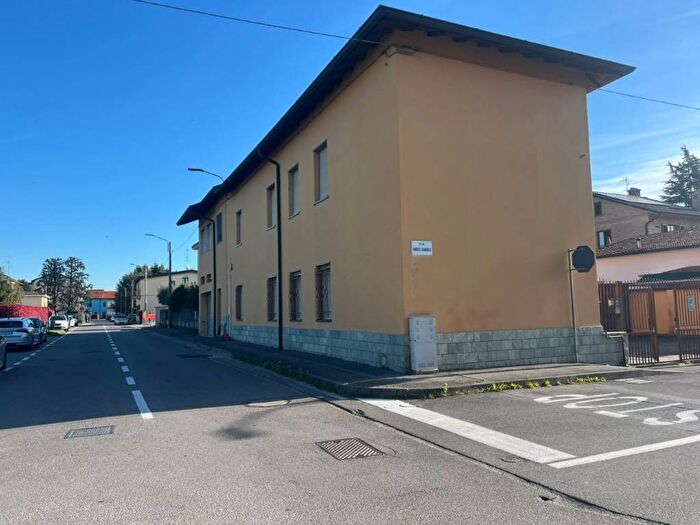 Appartamento trilocale in affitto in Via Enrico Dandolo, Villasanta