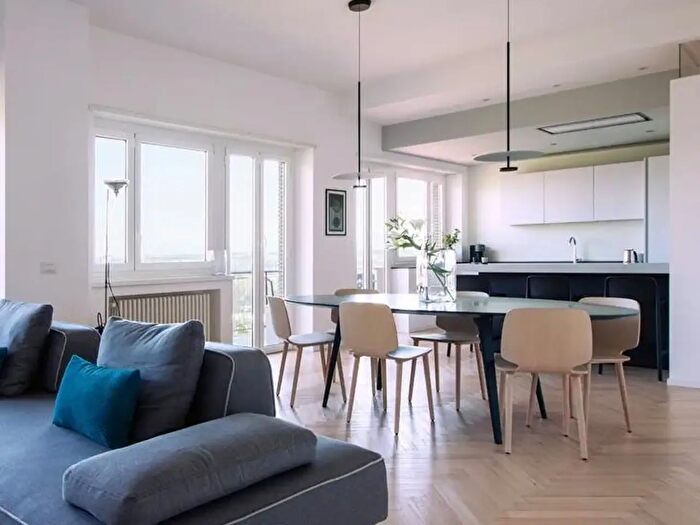 Appartamento trilocale in vendita in Via Alfredo Cappellini, Milano