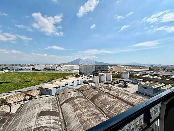 Appartamento trilocale in vendita in Via Ferrante Imparato, Napoli