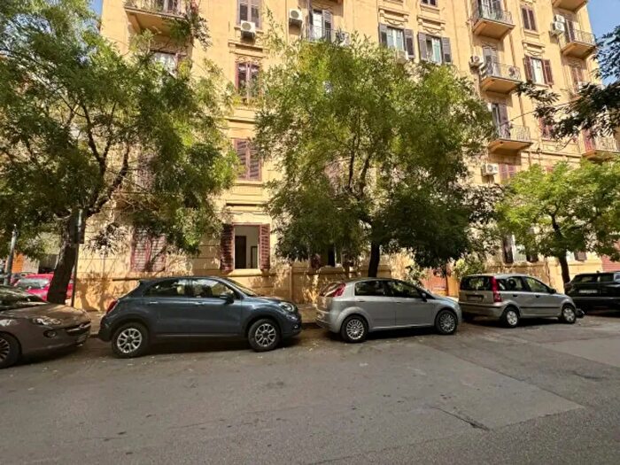 Appartamento con 6 locali in vendita in Via Mario Rapisardi, Palermo