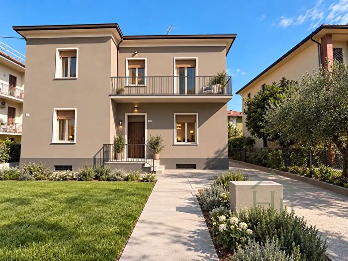 Appartamento quadrilocale in vendita in Via Ca' Rossa, Forli'