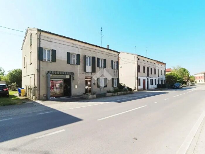 Casa con 7 locali in vendita in Via Bondenese, Cento