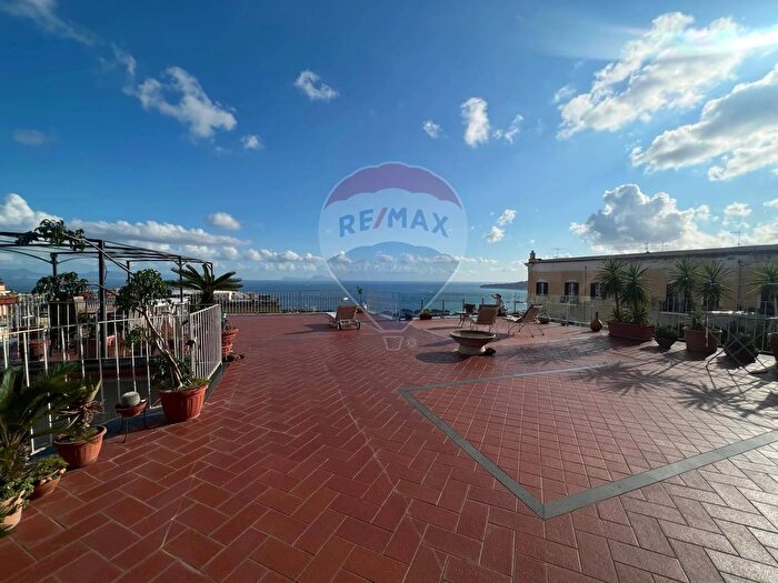 Appartamento con 6 locali in vendita in Napoli