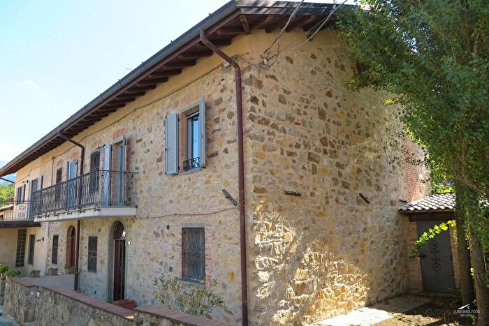 Casa con 7 locali in vendita in Bagnone