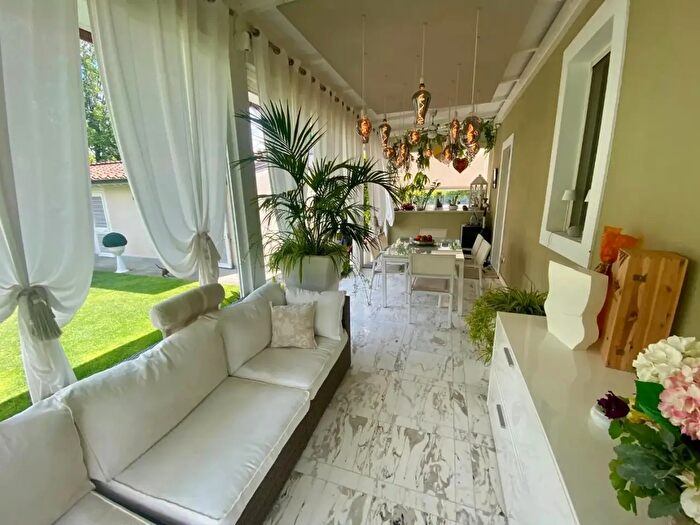 Casa con 8 locali in vendita in Lucca