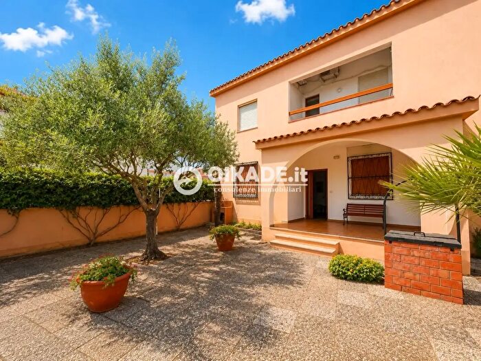 Casa con 6 locali in vendita in Via Monte Santo, Pula