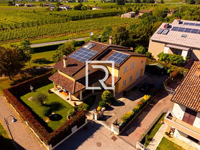 Casa con 9 locali in vendita in Largo Caduti di Nassirya, Bagnacavallo