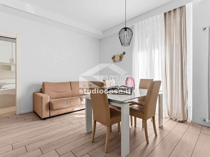 Appartamento quadrilocale in affitto in Viale col di Lana, Milano