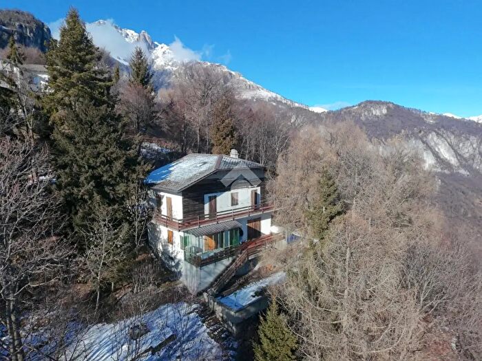 Casa con 6 locali in vendita in Via Piani Resinelli, Ballabio