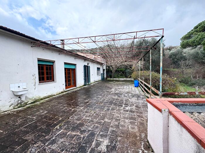 Casa con 9 locali in vendita in Vicopisano