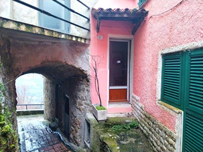 Appartamento trilocale in vendita in Via Castello, Follo