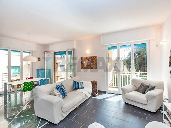 Appartamento trilocale in vendita in Via Baisi, Rapallo