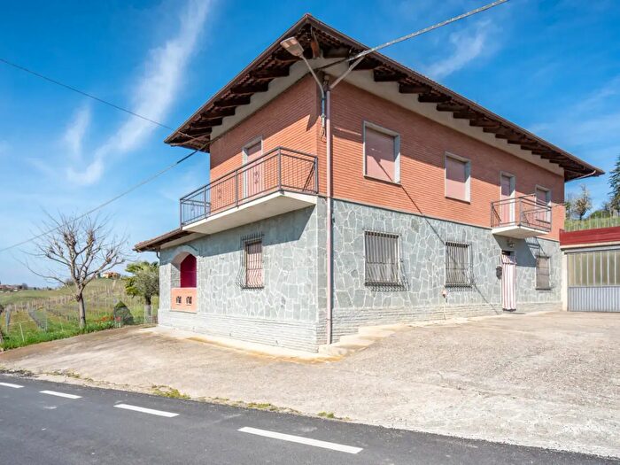 Casa con 8 locali in vendita in Via Agliano, Calosso